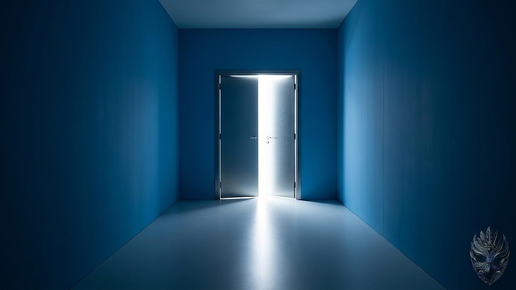 Puerta metálica entreabierta al final de un pasillo azul en penumbra con luz blanca intensa saliendo por la rendija